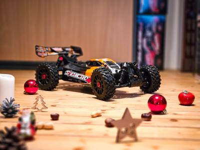 Entdecke den Team Corally Syncro 4 RTR hinter Türchen 13