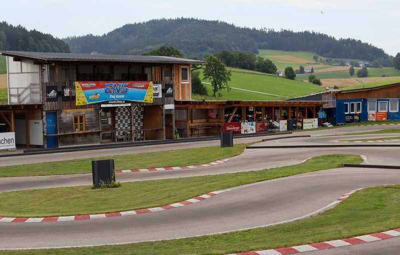 Triumph in der Klasse 40+ für 1:8 Onroad-Wettbewerbsfahrzeuge beim ENS Aigen Round 2